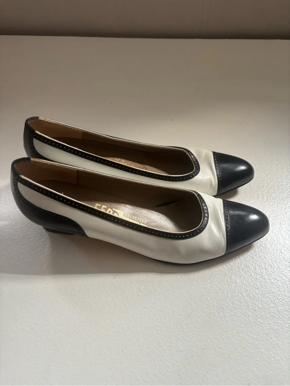 Vintage Salvatore Ferragamo Navy & White Spectator Pumps Heels 7.5 AA